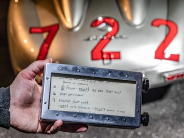 Mercedes oddaje hołd Sir Stirlingowi Mossowi